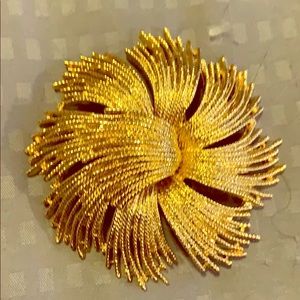 Monet Gold starburst brooch (vintage)